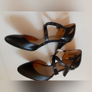 Black heeled women's dress shoes